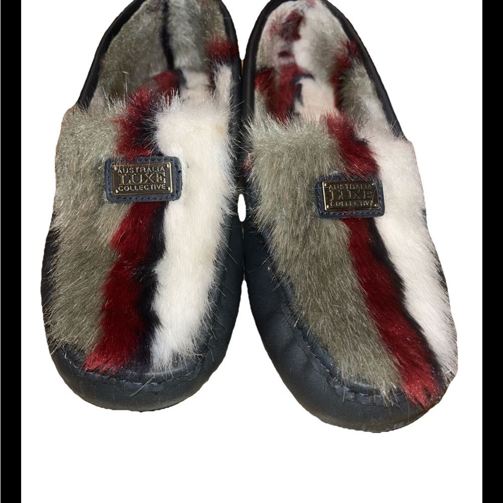 Australia Luxe Collective Gray and Red, White Cozy Slippers Size 8